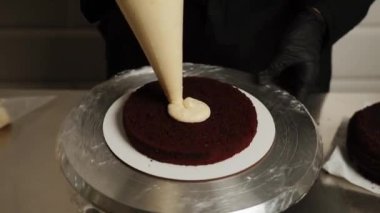 Şekerci Snickers pastasını birleştirir. Pastaya krema sürme süreci. Malzeme ekliyorum. Şekerleme konsepti