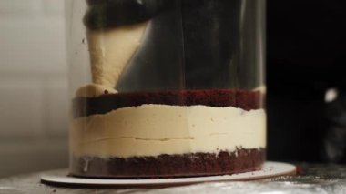 Şekerci Snickers pastasını birleştirir. Pastaya krema sürme süreci. Malzeme ekliyorum. Şekerleme konsepti