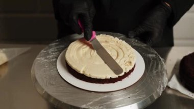 Şekerci Snickers pastasını birleştirir. Pastaya krema sürme süreci. Malzeme ekliyorum. Şekerleme konsepti