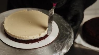 Şekerci Snickers pastasını birleştirir. Pastaya krema sürme süreci. Malzeme ekliyorum. Şekerleme konsepti