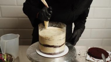 Şekerci Snickers pastasını birleştirir. Pastaya krema sürme süreci. Malzeme ekliyorum. Şekerleme konsepti