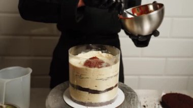 Şekerci Snickers pastasını birleştirir. Pastaya krema sürme süreci. Malzeme ekliyorum. Şekerleme konsepti