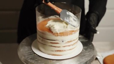 Şekerci ballı kek hazırlar. Medovik Kek. Pasta hazırlama ve krema ve malzemelerin uygulanması. Şekerleme konsepti