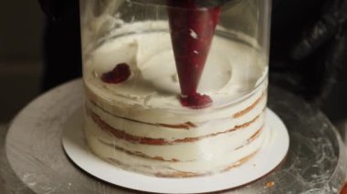 Şekerci ballı kek hazırlar. Medovik Kek. Pasta hazırlama ve krema ve malzemelerin uygulanması. Şekerleme konsepti