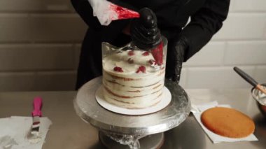 Şekerci ballı kek hazırlar. Medovik Kek. Pasta hazırlama ve krema ve malzemelerin uygulanması. Şekerleme konsepti