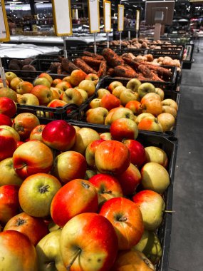 Mağazadaki sebze rafları. Marketin raflarında meyve ve sebzeler var. Sebze ve meyve almak.