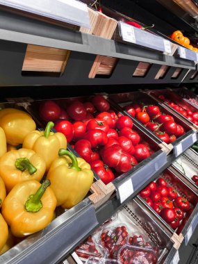 Mağazadaki sebze rafları. Marketin raflarında meyve ve sebzeler var. Sebze ve meyve almak.