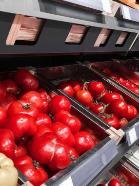 Mağazadaki sebze rafları. Marketin raflarında meyve ve sebzeler var. Sebze ve meyve almak.