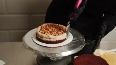 Pasta şefi kahveli kek hazırlıyor. Pastayı hazırlama süreci. Pasta şefi pastaya krema ve karamel sürüyor. Pastayı monte ediyorum. Hamur işi kavramı