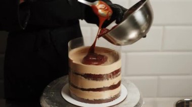 Pasta şefi kahveli kek hazırlıyor. Pastayı hazırlama süreci. Pasta şefi pastaya krema ve karamel sürüyor. Pastayı monte ediyorum. Hamur işi kavramı