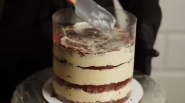 Havuçlu kek yapma süreci. Şekerci pastayı kekin üstüne koyar ve malzemeleri ekler. Şekerleme ürünleri konsepti