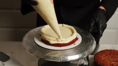 Havuçlu kek yapma süreci. Şekerci pastayı kekin üstüne koyar ve malzemeleri ekler. Şekerleme ürünleri konsepti