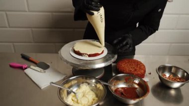 Havuçlu kek yapma süreci. Şekerci pastayı kekin üstüne koyar ve malzemeleri ekler. Şekerleme ürünleri konsepti