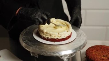 Havuçlu kek yapma süreci. Şekerci pastayı kekin üstüne koyar ve malzemeleri ekler. Şekerleme ürünleri konsepti