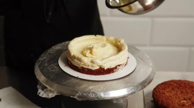 Havuçlu kek yapma süreci. Şekerci pastayı kekin üstüne koyar ve malzemeleri ekler. Şekerleme ürünleri konsepti