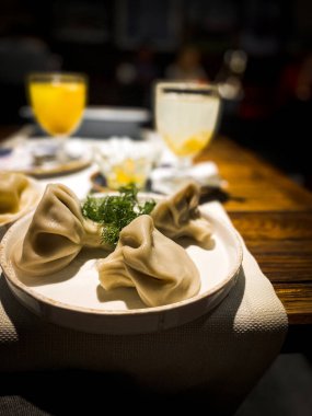 Gürcü mutfağındaki bir restoranın masasında bir tabak Khinkali. Gürcistan yemekleri konsepti