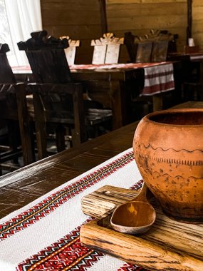 Ekmek ve domuz yağıyla işlenmiş borç. Masanın üzerindeki sürahide işlenmiş bir havlu. Ulusal Ukrayna yemeği. Etli pancar çorbası kavramı