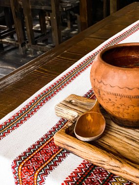 Ekmek ve domuz yağıyla işlenmiş borç. Masanın üzerindeki sürahide işlenmiş bir havlu. Ulusal Ukrayna yemeği. Etli pancar çorbası kavramı