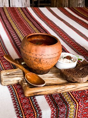 Ekmek ve domuz yağıyla işlenmiş borç. Masanın üzerindeki sürahide işlenmiş bir havlu. Ulusal Ukrayna yemeği. Etli pancar çorbası kavramı