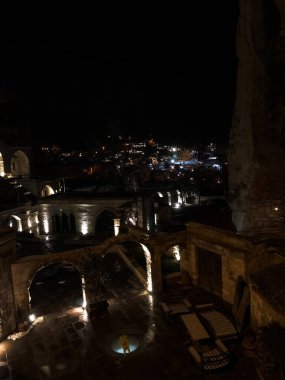 Kapadokya 'nın gece sokaklarının atmosferi. Goreme 'deki hassas pazarlar ve Türk lambaları. Türk kültürü kavramı