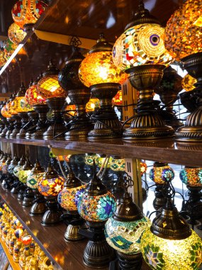 Kapadokya 'nın gece sokaklarının atmosferi. Goreme 'deki hassas pazarlar ve Türk lambaları. Türk kültürü kavramı