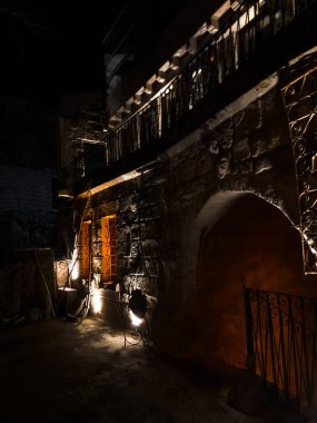 Kapadokya 'nın gece sokaklarının atmosferi. Goreme 'deki hassas pazarlar ve Türk lambaları. Türk kültürü kavramı