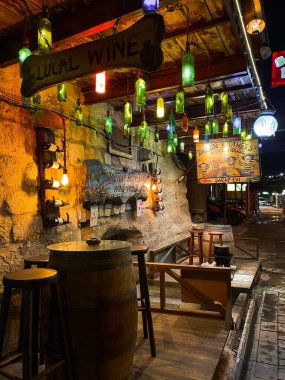 Kapadokya 'nın gece sokaklarının atmosferi. Goreme 'deki hassas pazarlar ve Türk lambaları. Türk kültürü kavramı