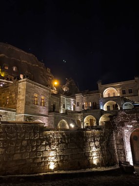 Kapadokya 'nın gece sokaklarının atmosferi. Goreme 'deki hassas pazarlar ve Türk lambaları. Türk kültürü kavramı