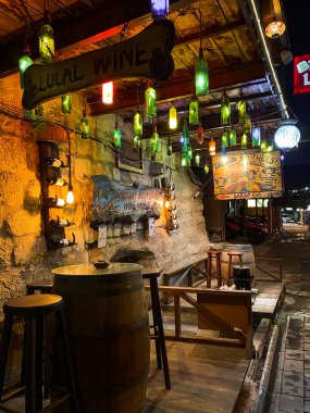 Kapadokya 'nın gece sokaklarının atmosferi. Goreme 'deki hassas pazarlar ve Türk lambaları. Türk kültürü kavramı