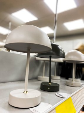 Rafları dekorlu depola. Banyo, oda ve mutfak için aksesuarlar. Dekor alışveriş konsepti