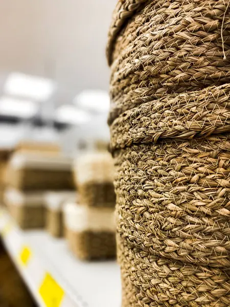 Rafları dekorlu depola. Banyo, oda ve mutfak için aksesuarlar. Dekor alışveriş konsepti