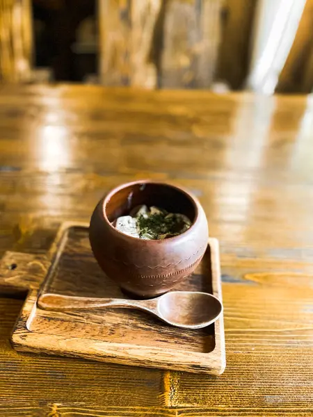 Otantik Ukrayna yemekleri içinde ahşap bir masada hamur tatlısı. Ukrayna mutfağı kavramı