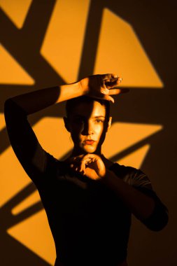Dansçı bir kadın arka planda gobo maskelerin aydınlatılmasına karşı poz veriyor. Bir kadın İspanyol dansı yapıyor. Koreografi ve dans konsepti