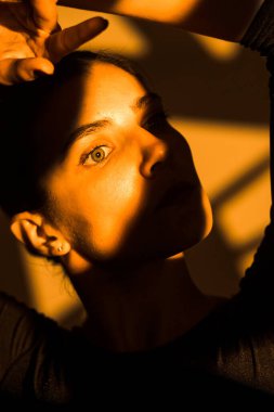 Dansçı bir kadın arka planda gobo maskelerin aydınlatılmasına karşı poz veriyor. Bir kadın İspanyol dansı yapıyor. Koreografi ve dans konsepti