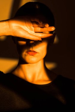 Dansçı bir kadın arka planda gobo maskelerin aydınlatılmasına karşı poz veriyor. Bir kadın İspanyol dansı yapıyor. Koreografi ve dans konsepti