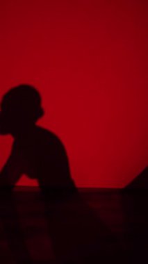 Kırmızı etekli bir kadının silueti neon ışıkta Latince dans ediyor. Dans konsepti. Bachata, Flamenko. Latino. Rumba. Samba.Dikey video 4k