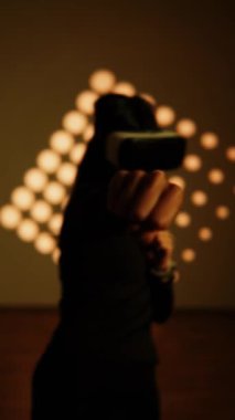 Bir kadın sanal gerçeklik dünyasının tadını VR gözlükleriyle çıkarır. Sanal gerçeklik kulaklığı. Yapay zeka. VR gözlük konsepti. Dikey video 4k
