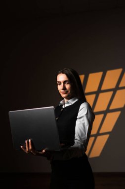 Stüdyoda dizüstü bilgisayarda çalışan genç bir kadın. Çevrimiçi iş kavramı. İnternette çalışan bir kadının portresi. fotoğraf