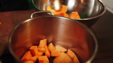 Aşçı olgun bir portakal kabağını keser. Balkabağı tabağı. Sonbahar yemekleri konsepti 4k