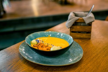 Tabakta karides olan kabak püresi çorbası. Sonbahar mutfağı kavramı. Balkabağı tabağı