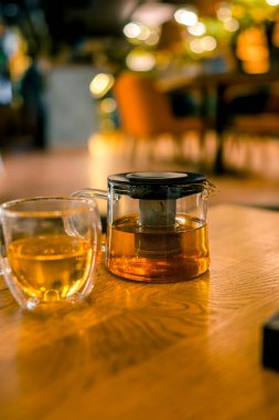 Lokantadaki masada bir fincan ve bir çaydanlık. Çay konsepti
