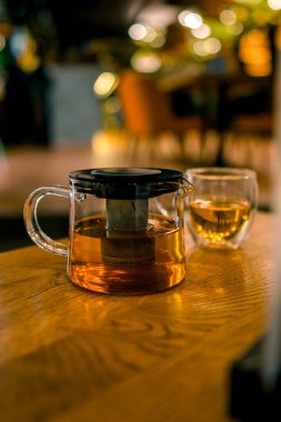 Lokantadaki masada bir fincan ve bir çaydanlık. Çay konsepti