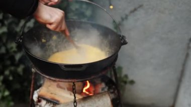 Mısır unu lapası ateşte kavrulmuş. Sarımsaklı Mamaliga ve ekşi kremalı feta peyniri. Moldova ulusal mutfağı kavramı. Mısır unuyla yemek pişirmek.