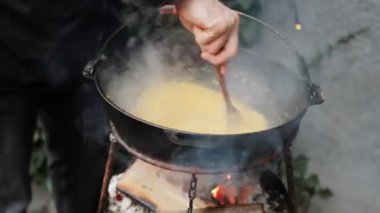 Mısır unu lapası ateşte kavrulmuş. Sarımsaklı Mamaliga ve ekşi kremalı feta peyniri. Moldova ulusal mutfağı kavramı. Mısır unuyla yemek pişirmek.