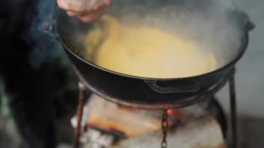 Mısır unu lapası ateşte kavrulmuş. Sarımsaklı Mamaliga ve ekşi kremalı feta peyniri. Moldova ulusal mutfağı kavramı. Mısır unuyla yemek pişirmek.