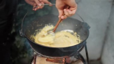 Mısır unu lapası ateşte kavrulmuş. Sarımsaklı Mamaliga ve ekşi kremalı feta peyniri. Moldova ulusal mutfağı kavramı. Mısır unuyla yemek pişirmek.