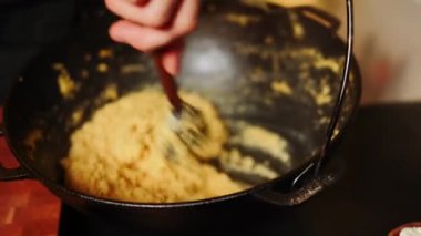 Mısır unu lapası ateşte kavrulmuş. Sarımsaklı Mamaliga ve ekşi kremalı feta peyniri. Moldova ulusal mutfağı kavramı. Mısır unuyla yemek pişirmek.