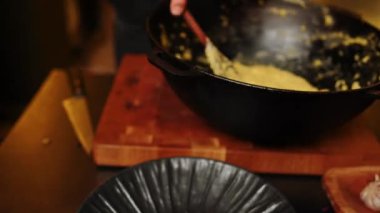 Mısır unu lapası ateşte kavrulmuş. Sarımsaklı Mamaliga ve ekşi kremalı feta peyniri. Moldova ulusal mutfağı kavramı. Mısır unuyla yemek pişirmek.