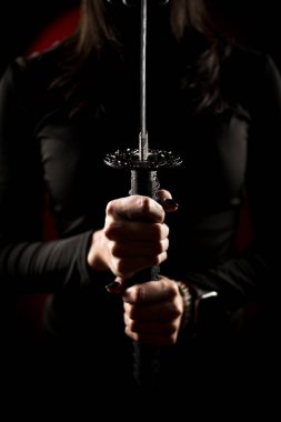 Maskeli ve geleneksel Japon başlıklı bir kadın Samuray kılıcıyla poz veriyor. Japon kültürü kavramı. Samuray. Katana.