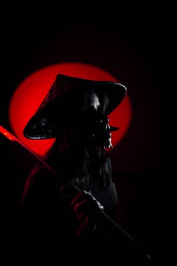 Maskeli ve geleneksel Japon başlıklı bir kadın Samuray kılıcıyla poz veriyor. Japon kültürü kavramı. Samuray. Katana.